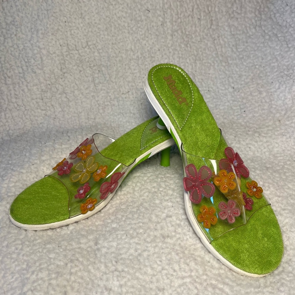 Y2K clear kitten heels with flower design:) brand:Mudd